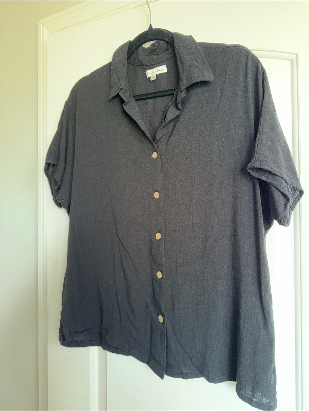 Casual Black Short-Sleeve Button-Down Shirt with Wooden Buttons